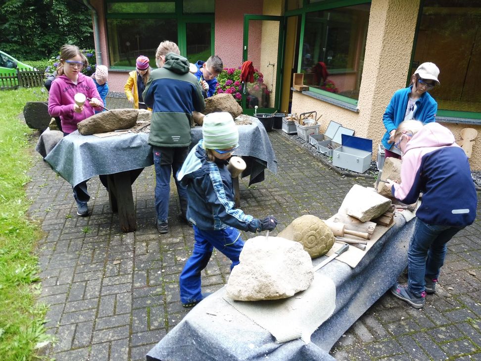 Workshop Steine mit Rüdiger Steiner - Kunstworkshop mit Kindern im Wald