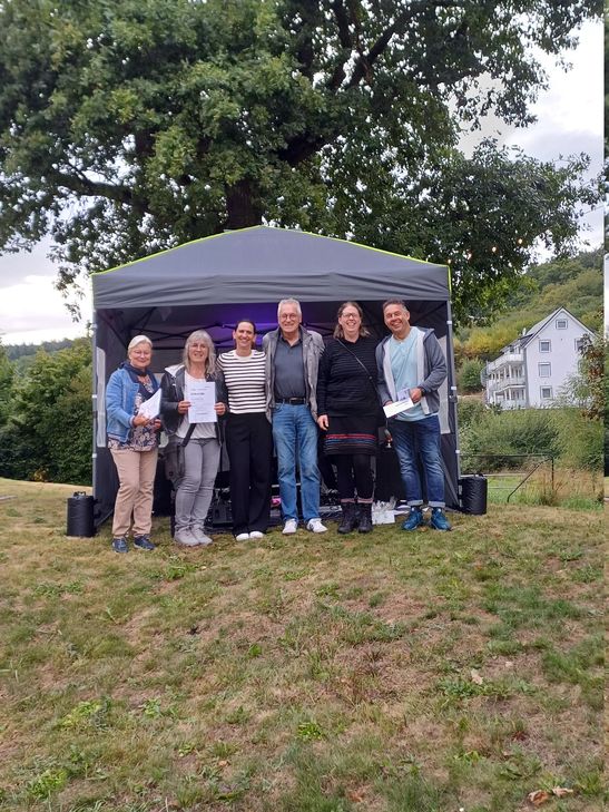 Die siegreichen Radler mit Geschäftsführer Josef Brodam.