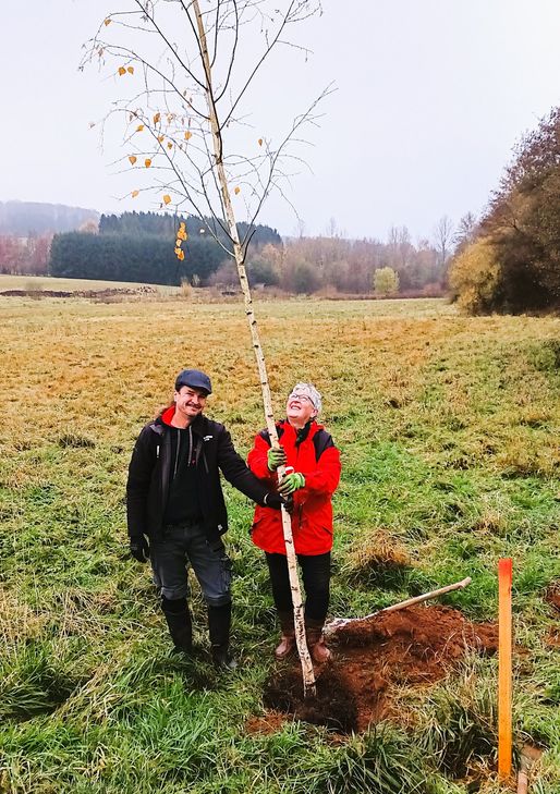Die Ortsgemeinde Gusenburg hat im Rahmen dieses Projektes 22 Obst- und Laubbäume in Kooperation mit dem Obst- und Gartenbauverein und der Gusenburger Streuobstinitiative sowie zahlreichen ehrenamtlichen Helfern, unter fachlicher Anleitung von Ludwig Giebel im Orts- und Außenbereich rund um Gusenburg gepflanzt.