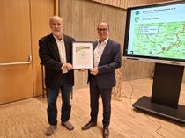 Klaus Erber (Deutsches Wanderinstitut) überreicht die Zertifizierungs-Urkunde an Jürgen Dixius (1. Vorsitzender, Wanderregion Saar-Hunsrück e.V.).