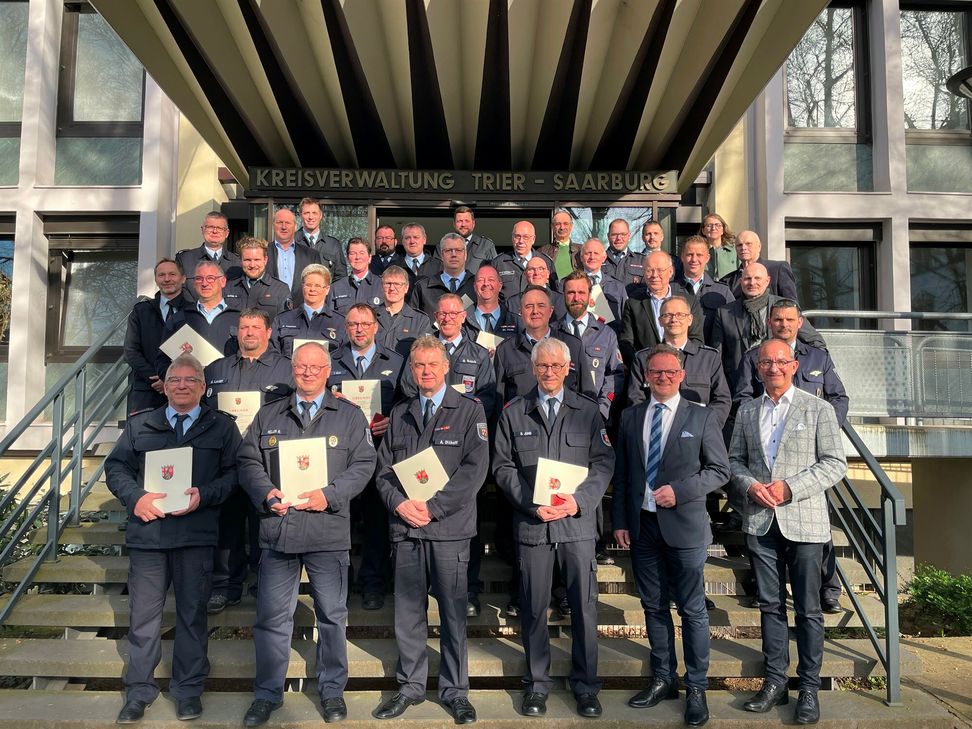 Landrat Metzdorf verleiht Goldene Feuerwehrehrenzeichen