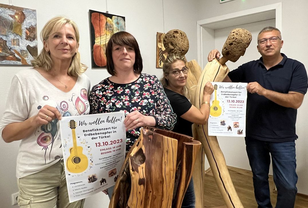 Gaby Hess (v.li.), Lotte Ackermann-Vandeweyer sowie Sarpil und Yasin Yildiz freuen sich auf viele Besucher beim Benefizkonzert »Wir wollen helfen«, damit viele Spendengelder für die Erdbebenopfer in der Türkei zusammen kommen.