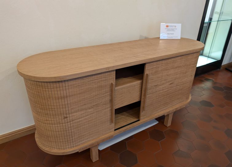 Naya Paluch hat bei Hauer Schreinerei und Innenausbau in Laufeld gelernt. Ihr Gesellenstück, ein Sideboard aus Kirschbaum-Holz, nimmt nun am Wettbewerb auf Landesebene teil.