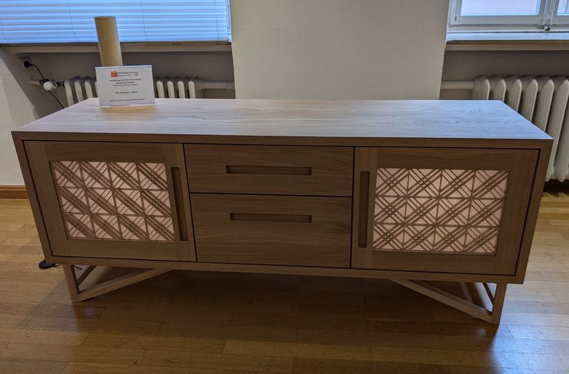 Das Sideboard aus Eiche von Till Romeo Sehn wird ebenso beim Wettbewerb „Gute Form“ teilnehmen. Sein Ausbildungsbetrieb ist die Möbelwerkstatt Gedert GmbH aus Starkenburg.