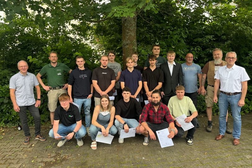 Zur feierlichen Überreichung der Prüfungsbescheinigungen kamen alle neuen Gesellen bei einem Grillfest zusammen. Es gratulierten der Gesellenprüfungsausschuss, vertreten durch Ingo Rauen, Stefan Bayer und Sebastian Vogt, sowie Obermeister Walter Blasius.