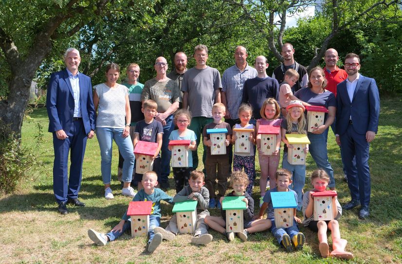 Die Sparkassenstiftung hat Nistkästen-Bausätze im Landkreis verteilt. Auch die Kinder der Kita Arche Noah in Halsenbach freuen sich.