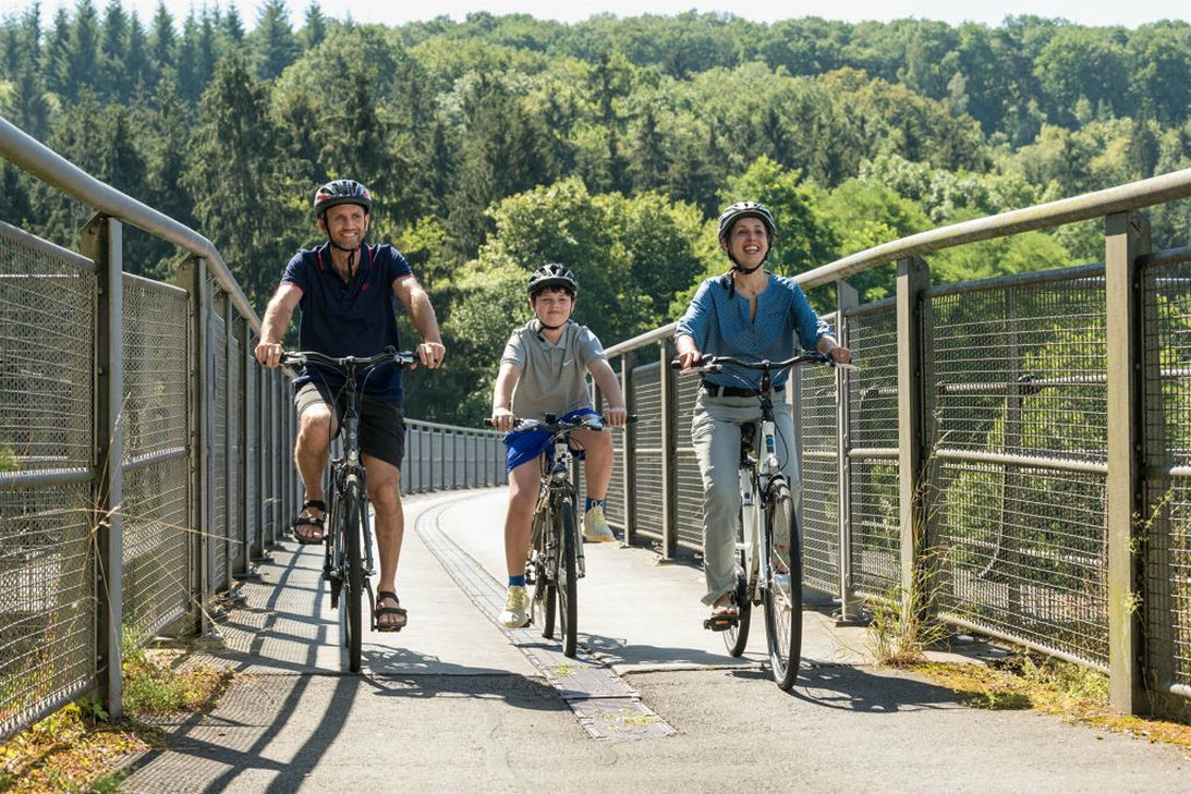 Radfahren auf dem Maare-Mosel-Radweg ist eine beliebte Freizeitbeschäftigung.  Damit mehr Menschen auch im Alltag zum Zweirad greifen, fehlen in der Region u.a. Radtrassen, die direkte Wege ermöglichen.