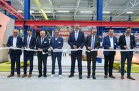 Peter Müller (Bürgermeister VG Kirchberg), Florian Laxander (Geschäftsführer Goldbeck), Ortwin Goldbeck (Unternehmensgründer), Jan-Hendrik Goldbeck (geschäftsführender Gesellschafter), Ministerpräsident Alexander Schweitzer, Jörg-Uwe Goldbeck (geschäftsführender Gesellschafter), Werner Wöllstein (Stadtbürgermeister) und Werkleiter Marco Molitor.