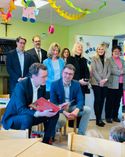 NRW-Ministerpräsident Hendrik Wüst (sitzend, links) und der Cochem-Zeller CDU-Landtagsabgeordnete Jens Münster (sitzend, rechts) tauschten sich beim Besuch der kommunalen Kindertagesstätte „Kleine Strolche“ in Blankenrath mit Vertreterinnen und Vertretern