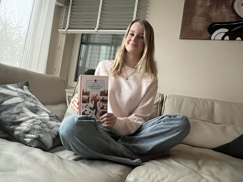 Mit »Teen - von Kriegsgeflüster und Sonnenschein« legte Maja Hölz ihr erstes Buch vor.