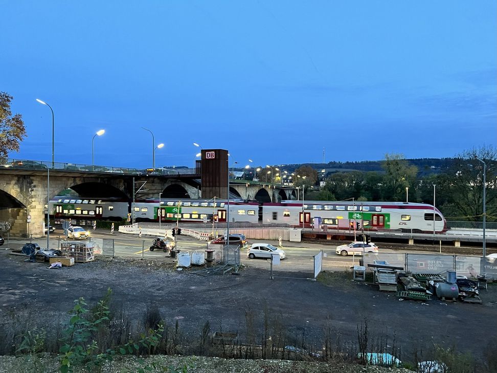 Das Umfeld des Bahnhaltepunktes wird im Anschluss durch die Stadt Trier umgestaltet. Baubeginn: voraussichtlich Mitte 2026.