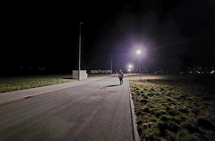 Das Ausleuchten der Zufahrt für die fiktiven Tankfahrzeuge.