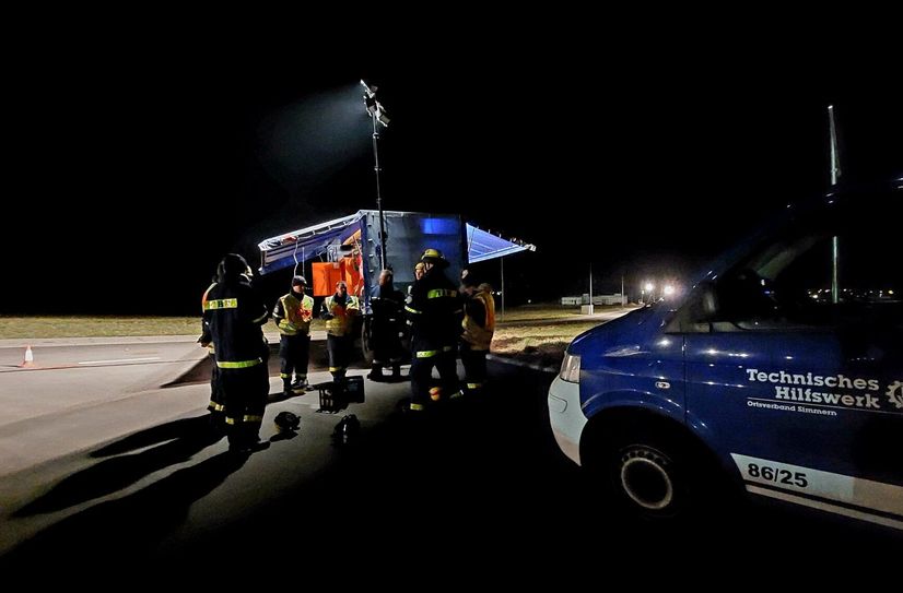 Das Scheinwerfer-Stativ wird einsatzbereit gemacht.