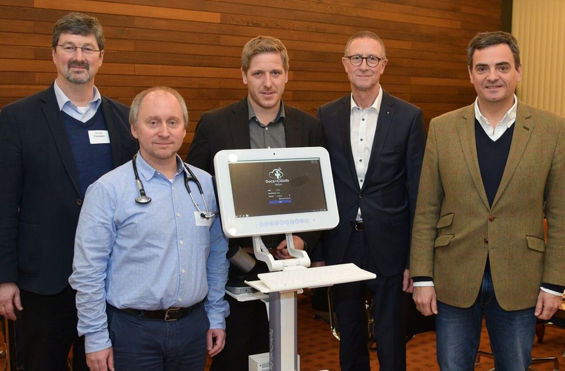 Stellten kürzlich das neue TeleDoc-System vor: (v.l.) Michael Franssen (Kreis Euskirchen), Prof. Dr. Dr. Michael Czaplik (Geschäftsführer »Docs in Clouds«), Landrat Markus Ramers, AOK-Regionaldirektor Helmut Schneider und Dr. Benedikt Zumbé (Arzt für Allgemeinmedizin).