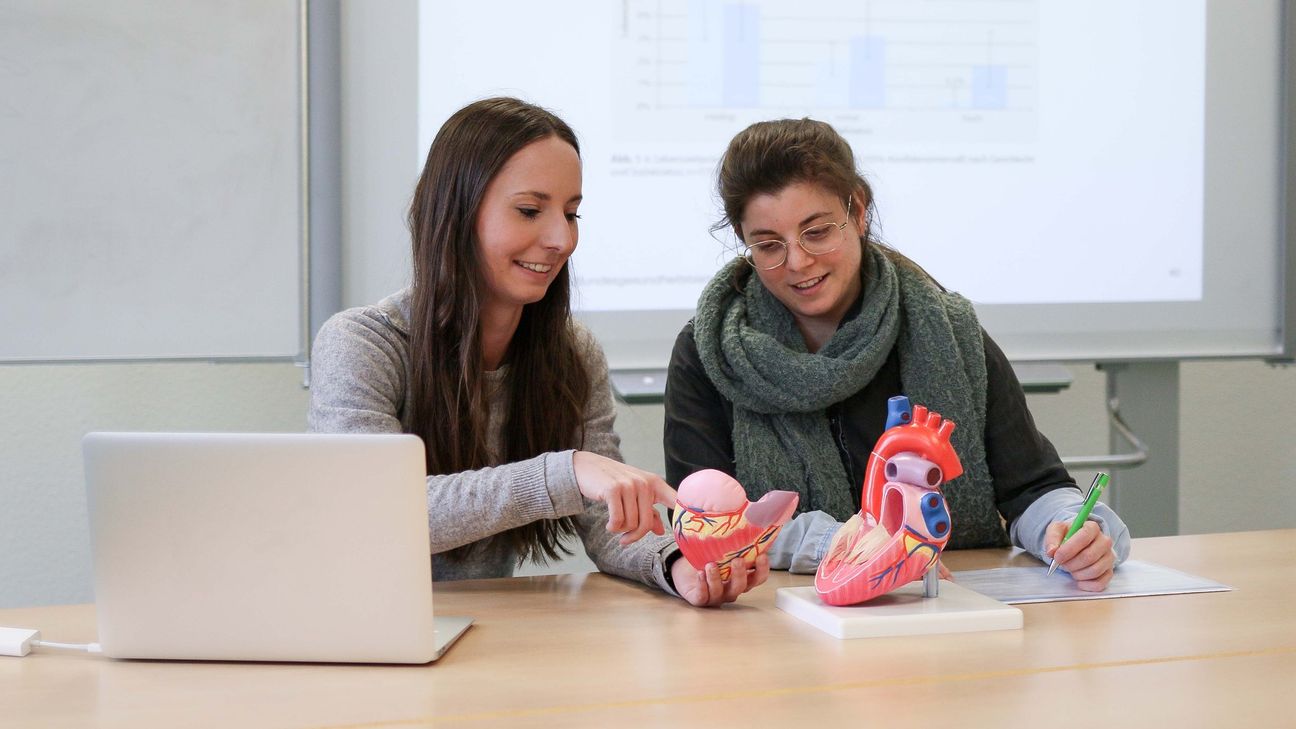 Zukünftig haben Absolventen des Studiengangs Klinische Pflege mehr Befugnisse: Sie können Leistungen in bestimmten Bereichen direkt mit der Krankenkasse abrechnen.
