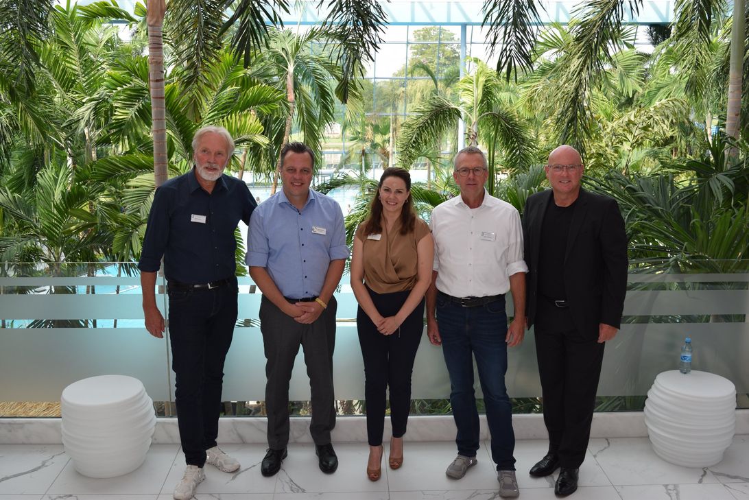 Vertreter der Thermengruppe Josef Wund gaben bei einem gemeinsamen Pressegespräch mit der Stadt Euskirchen einen ersten Einblick in die Erweiterungsplände (v.li.): Edelfried Balle, Bürgermeister Sacha Reichelt, Kerstin Huth-Neises, Heiko Wollmann und Uwe Barth.