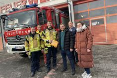 Ein Defibrillator als Geschenk für die Freiwillige Feuerwehr (von links): Stefan Müller, VG-Bürgermeister Maximilian Mumm, Christian Funk, Nico Gödert, Alexander Ghabour und Caroline Lau.
