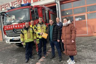 Ein Defibrillator als Geschenk für die Freiwillige Feuerwehr (von links): Stefan Müller, VG-Bürgermeister Maximilian Mumm, Christian Funk, Nico Gödert, Alexander Ghabour und Caroline Lau.