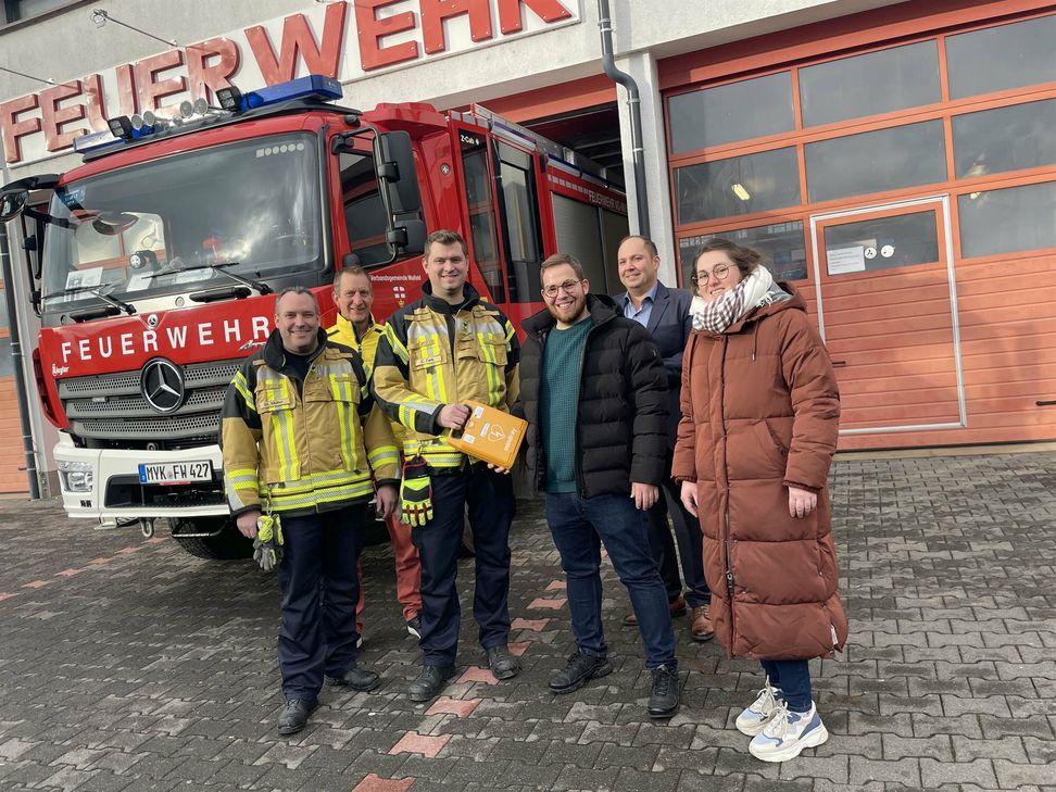 Ein Defibrillator als Geschenk für die Freiwillige Feuerwehr (von links): Stefan Müller, VG-Bürgermeister Maximilian Mumm, Christian Funk, Nico Gödert, Alexander Ghabour und Caroline Lau.