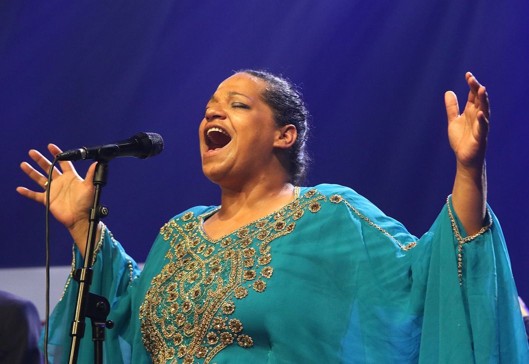 Wer kennt sie nicht? Mona Lay, zuletzt zu Gast in Bitburg mit »Tant Tilda gett 90« als Jubliäumsspecial der Kulturgemeinschaft Bitburg e.V. in der Bitburger Stadthalle. Am 2. September ist sie mit den »Smooth Operatorz« auf der Festung Ehrenbreitstein in Koblenz.