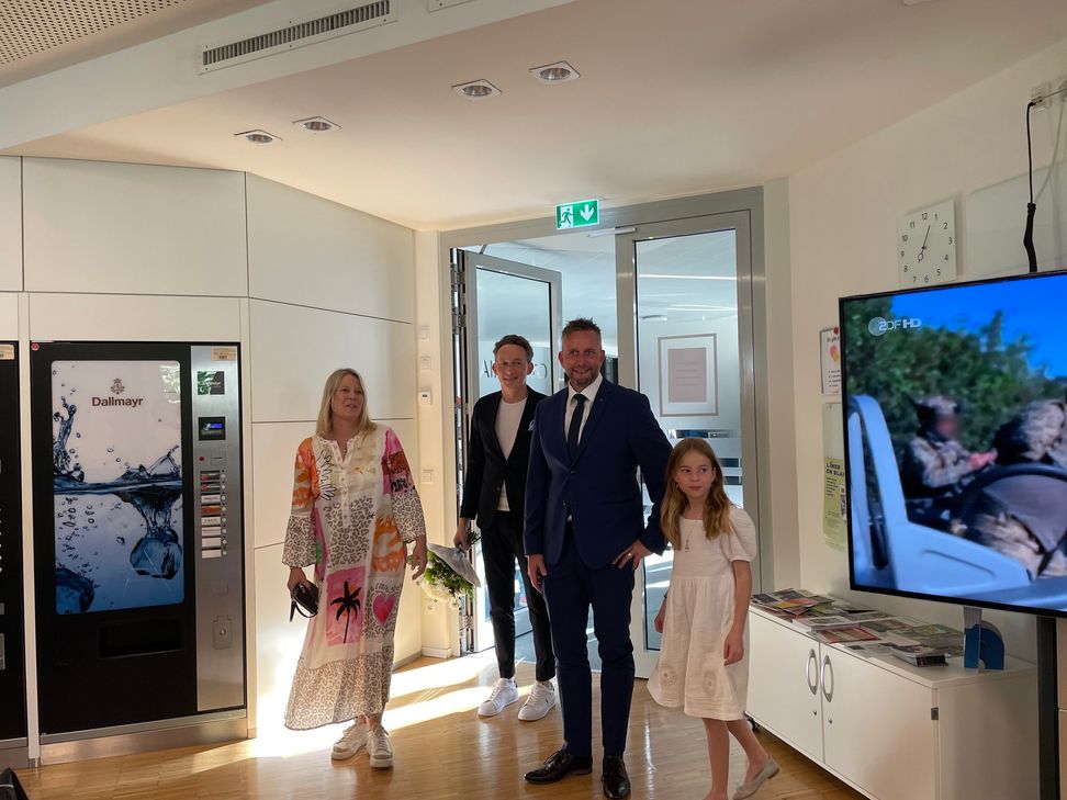 Marko Boos wird mit Applaus begrüßt.