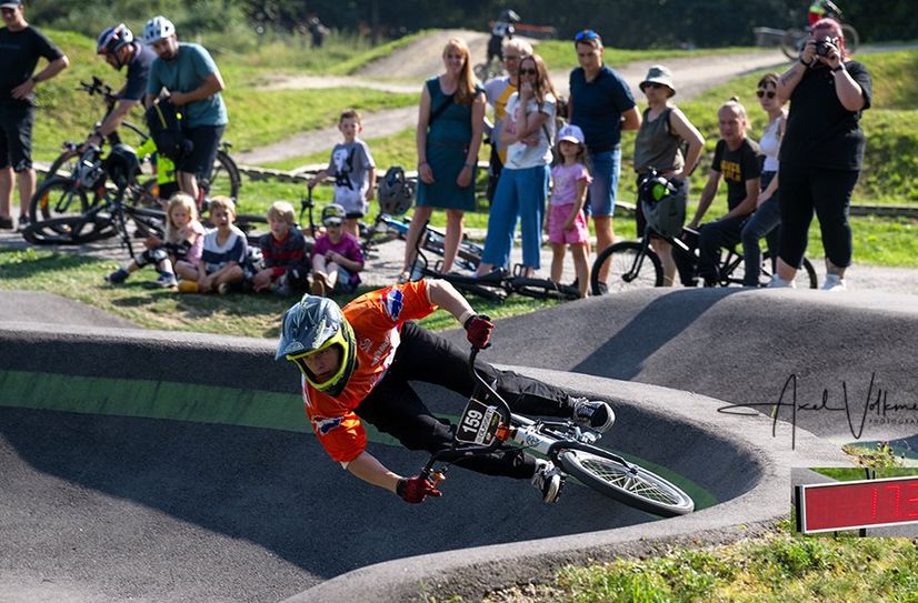 Auf dem Pumptrack-Gelände in Kalterherberg geht es rasant zu.