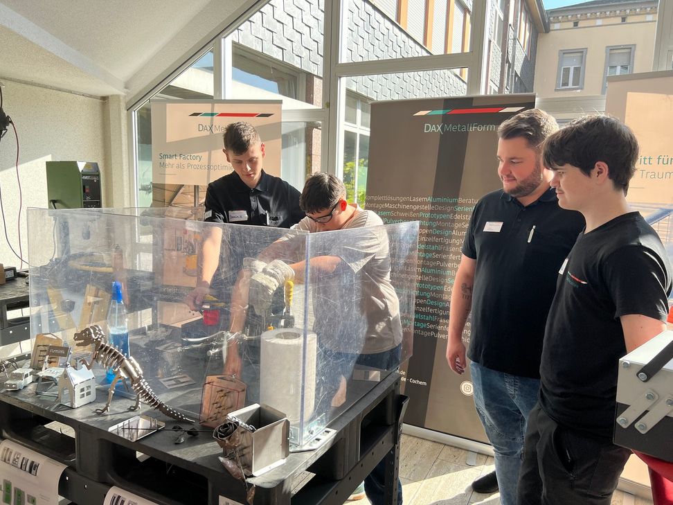 Betriebe präsentieren ihre Ausbildungsberufe mit anschaulichen Beispielen und interaktiven Angeboten.