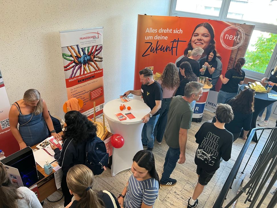 Zahlreiche Besucherinnen und Besucher nutzen die Gelegenheit, sich in der BBS Cochem umfassend beraten zu lassen.