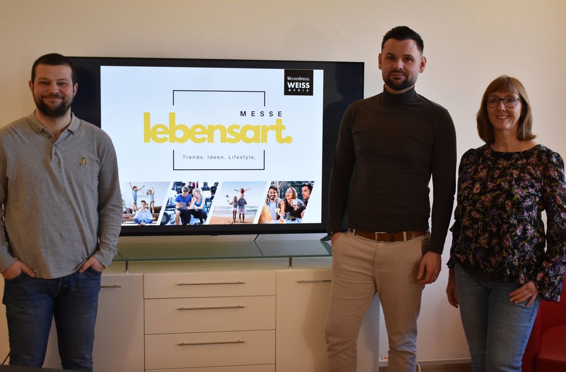 V.l.: Stephan Schwaller, Patrizio Nuvoli und Karin Weber vom WochenSpiegel freuen sich auf die Premiere der lebensart. Messe beim traditionsreichen Beda-Markt und blicken mit Vorfreude auf viele Besucherinnen und Besucher sowie zwei gelungene Messetage.