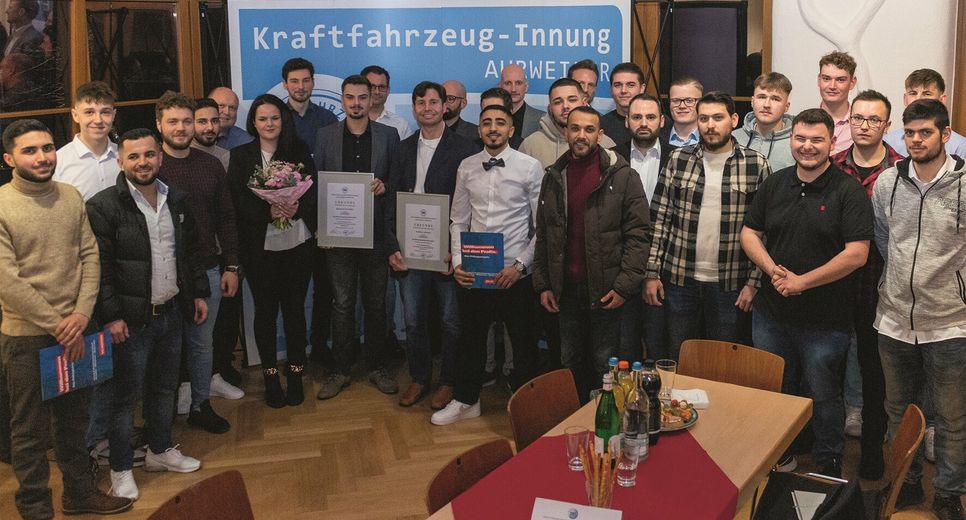 Strahlende Gesichter bei der Lossprechungsfeier der Kraftfahrzeughandwerksinnung Ahrweiler.