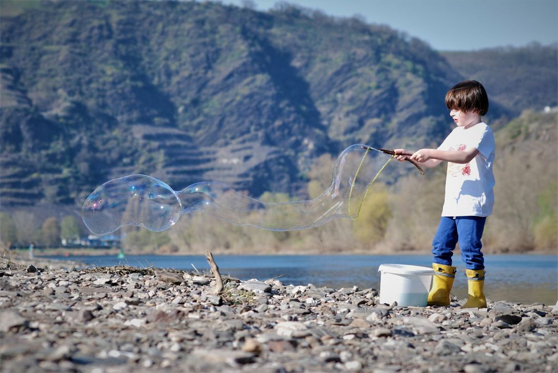 Moseljung´mit Seifenblasen.