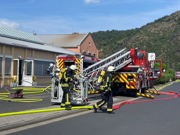 Zahlreiche Feuerwehren waren am Montag in Treis-Karden im Einsatz.