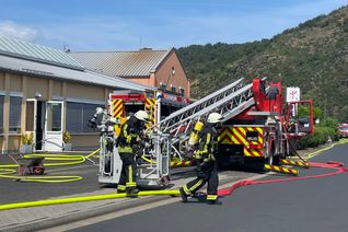 Zahlreiche Feuerwehren waren am Montag in Treis-Karden im Einsatz.