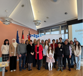 Landrätin Anke Beilstein begrüßte im Kreishaus neue Staatsbürgerinnen und Staatsbürger aus elf Nationen und überreichte ihnen ihre Einbürgerungsurkunden.