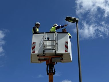 Blick aus der Höhe: Bürgermeister Michael Holstein (rechts) verschafft sich im Steiger einen Eindruck von der neuen LED-Straßenbeleuchtung.