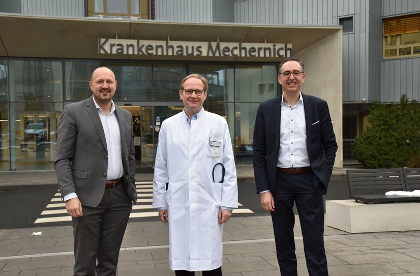 Die beiden Geschäftsführer Thorsten Schütze (li.) und Martin Milde (re.) stellten den neuen Chefarzt Dr. Christoph Schmitz-Rode (Mitte) vor.  mn-Foto