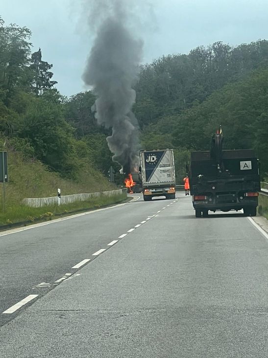 Ein LKW brennt derzeit auf der B259 zwischen Cochem und V