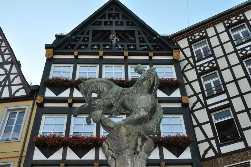 Das Glockenspiel im Haus "Brillen Müller" am Cochemer Marktplatz erschallt jeden Tag viermal - um 10, 12, 16 und 18 Uhr - und lässt bekannte Melodien erklingen.