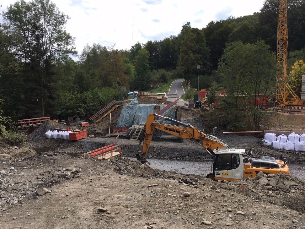 Ein Bagger im Kiesbett leistet wertvolle Arbeit, um die Brücke über die Rur bis zum Sommer 2020 zu erneuern. Foto: T. Förster