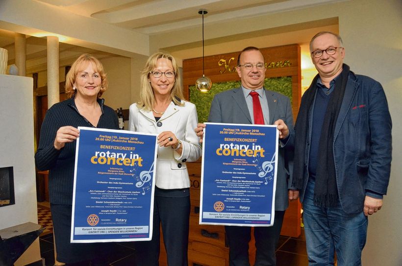 Prof. Herbert Goertz (r.) gastiert mit seinen Aachener Musikstudenten wieder bei »Rotary in Concert«. Das freut die Rotarier (v.l.) Jaqueline Huppertz, Claudia Mayer und Präsident Arthur Bierganz. Foto: Fö