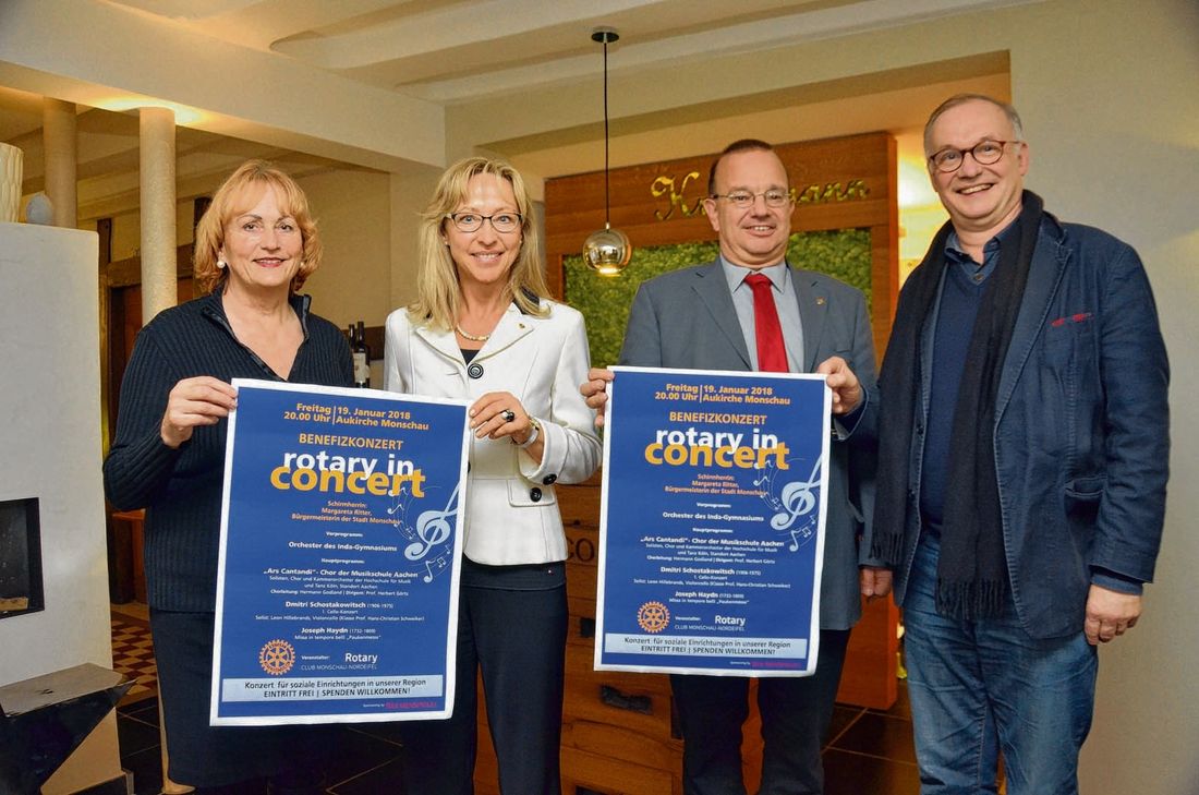 Prof. Herbert Goertz (r.) gastiert mit seinen Aachener Musikstudenten wieder bei »Rotary in Concert«. Das freut die Rotarier (v.l.) Jaqueline Huppertz, Claudia Mayer und Präsident Arthur Bierganz. Foto: Fö