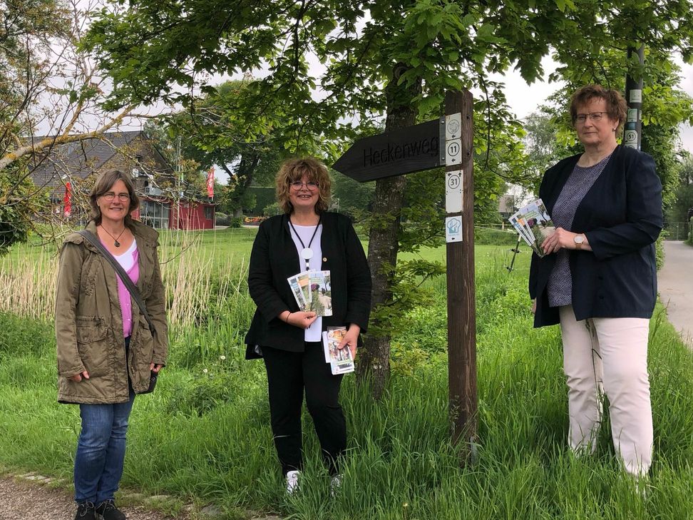 Mit »bunten Kochmützen« weisen Odrun Schäfer (Stadt Monschau), Monique Hogenboom und Barbara Frohnhoff (Monschau-Touristik) Einheimischen und Gästen den Weg. Gäste und Einheimische buchen »Rundum-Komfort-Paket« von idyllischer Wanderung und guter Küche. Foto: T. Förster