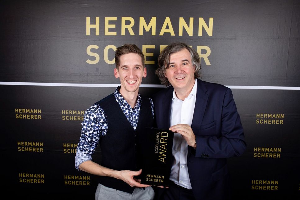 David Schneck (links) und Herrman Scherer mit dem Preis nach dem Sieg im internationalen Speaker Slam in Wiesbaden. 	Foto: Christina Pörsch.