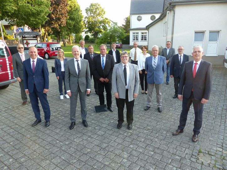 Vorstände und Aufsichtsräte der Raiffeisenbank Eifeltor und der Raiffeisenbank Kehrig, die zur neuen Raiffeisenbank Eifeltor verschmelzen.