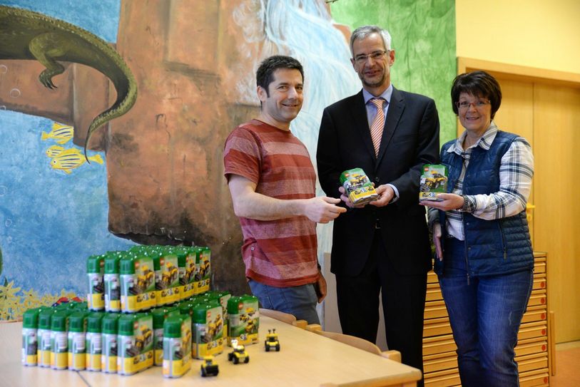 Ungewöhnliche Spende des IAAEU  (v.l.r.): Harald Reis, Laszlo Goerke, Maria Hermanns. Foto: Uni Trier