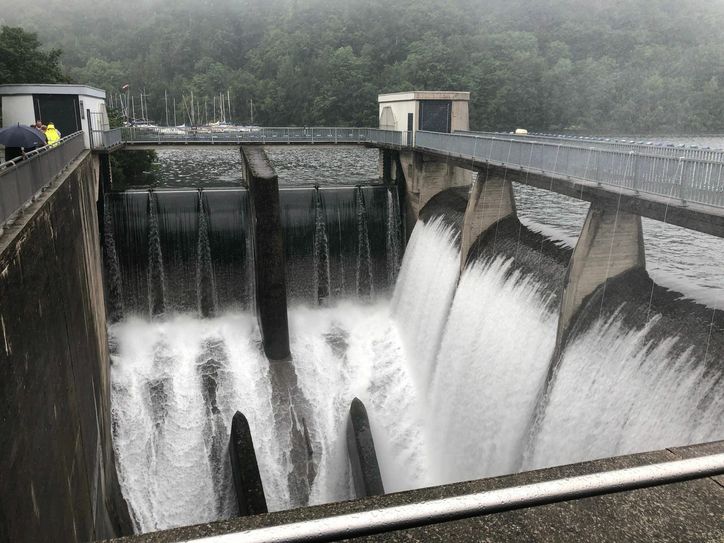Bis zu 100 Kubikmeter Wasser fließen pro Sekunde aus der Rurtalsperre.