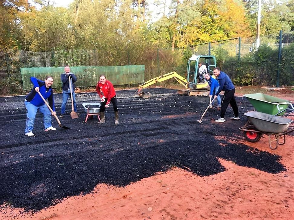 Beim Bau des Kleinspielfeldes für die Jugendmannschaften auf der Ehranger Heide packen die Vereinsmitglieder kräftig mit an. Foto: Verein