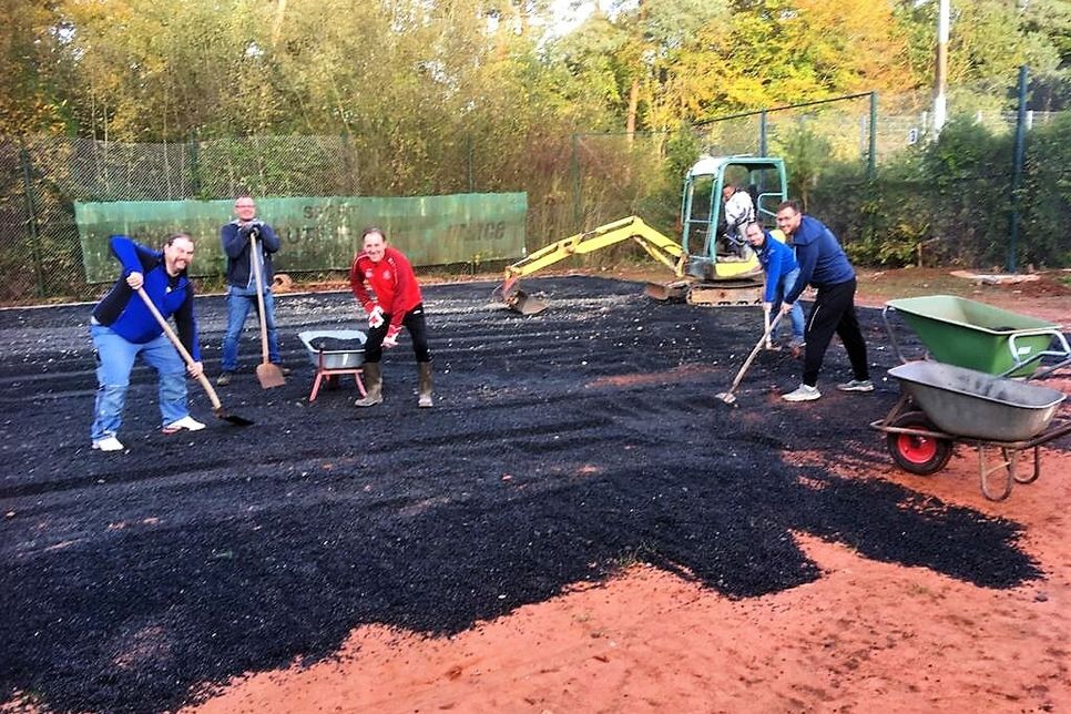 Beim Bau des Kleinspielfeldes für die Jugendmannschaften auf der Ehranger Heide packen die Vereinsmitglieder kräftig mit an. Foto: Verein