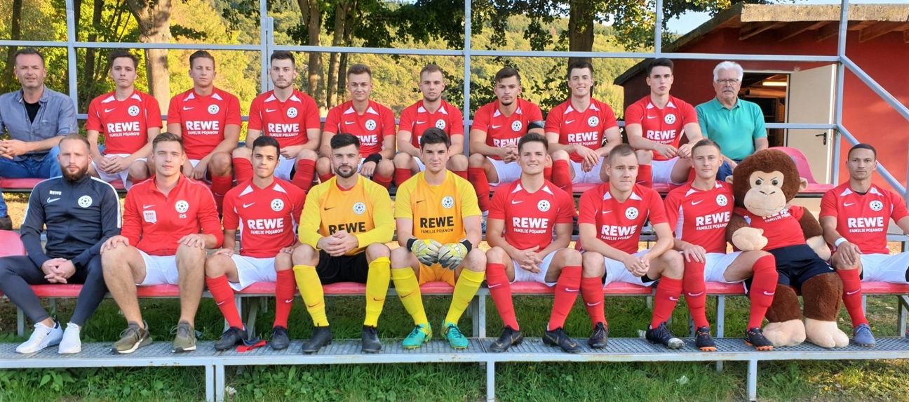 Der Kader der ersten Herrenmannschaft der FSG Ehrang/Pfalzel in der Saison 2019/2020. Erster von links untere Reihe: FSG Trainer Kevin Schmitt. Foto: FSG Ehrang/Pfalzel