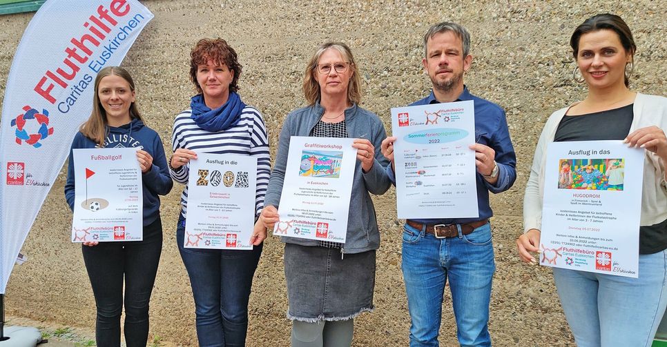 Kündigten die Fereinaktionen an (v.l.): Saskia Reder, Doreen Zilske (beide Fluthilfebüro Caritas Euskirchen), Maria Surges-Brilon und Martin Jost (Vorstände Caritas Euskirchen) sowie Elisa Mc Clellan (Fluthilfebüro Caritas Euskirchen).